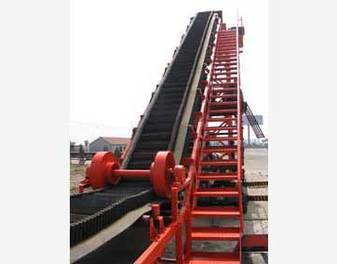 Belt conveyor with high inclination angle and waved guard side