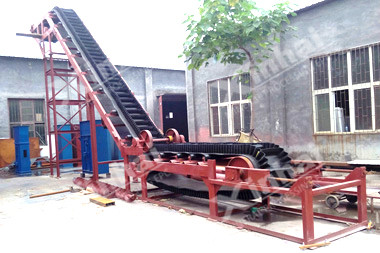 Belt Conveyor with High Inclination Angle and Waved Guard Side